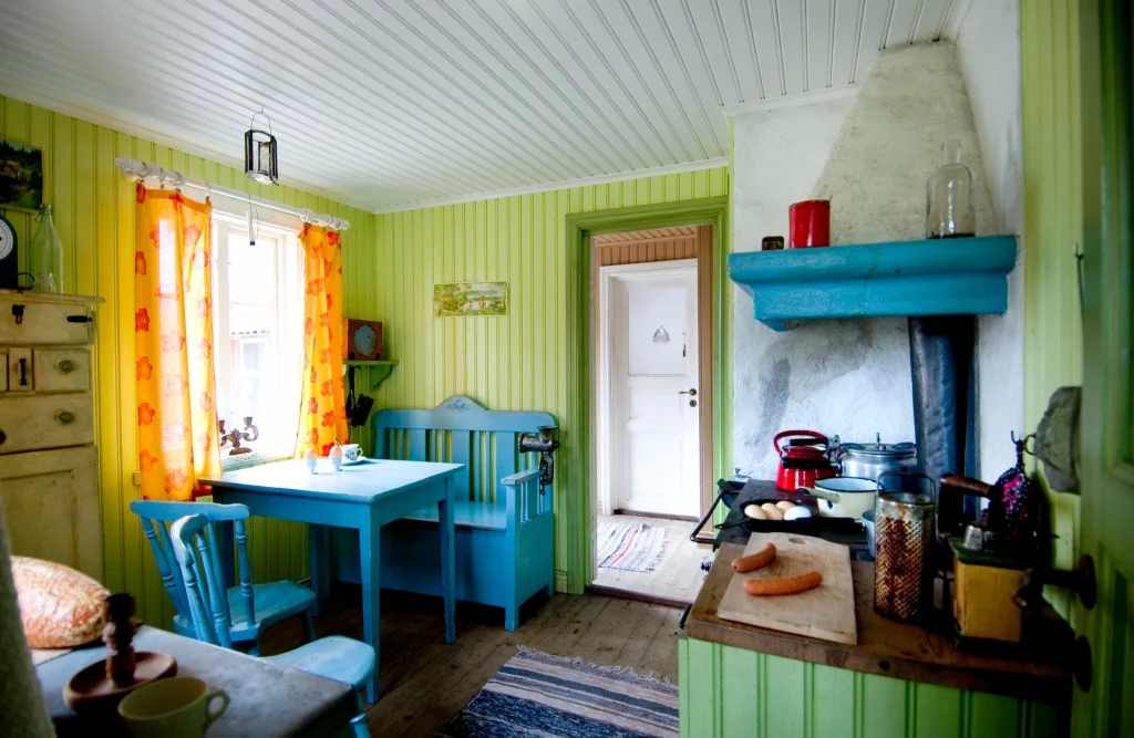 Ett gammaldags kök i ett hus med starka färger.